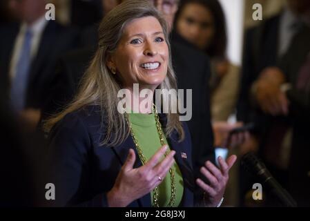 Le sénateur américain Joni Ernst (républicain de l'Iowa) fait des remarques à la suite du déjeuner du Sénat républicain au Capitole des États-Unis à Washington, DC, USA, le mardi 20 juillet, 2021. Photo de Rod Lamkey/CNP/ABACAPRESS.COM Banque D'Images