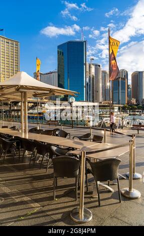 Tables vides dans les restaurants en plein air de Circular Quay, Sydney, Australie pendant le confinement. Ciel bleu et horizon de la ville Banque D'Images