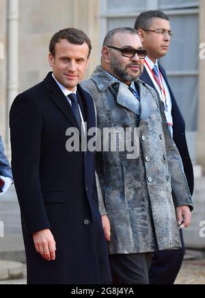 Photo du dossier en date du 12 décembre 2017 du président français Emmanuel Macron escorte le roi Mohammed VI du Maroc alors qu'ils quittent le palais de l'Elysée à Paris, en France, à la suite d'un déjeuner organisé par le président français dans le cadre du Sommet One Planet. Le téléphone du président français Emmanuel Macron a été ciblé pour une surveillance potentielle au nom du Maroc dans l'affaire Pegasus Spyware. Une enquête publiée dimanche par 17 organisations de médias, dirigée par le groupe de journalisme à but non lucratif basé à Paris Forbidden Stories, a déclaré que le spyware, fabriqué et autorisé par la société israélienne NSO, avait été utilisé dans tented and Banque D'Images