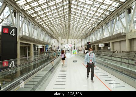 Tokyo, Japon. 21 juillet 2021. People Walk Inside the International Broadcast Centre (IBC) of Tokyo 2020, Tokyo, Japon, 21 juillet 2021. Crédit: Wang Qingqin/Xinhua/Alay Live News Banque D'Images