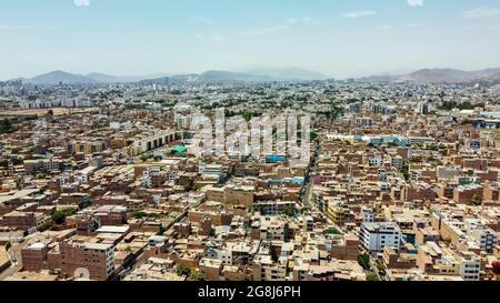 Vue aérienne de la place principale de Santiago de Surco, située dans le département de Lima - Pérou. Banque D'Images