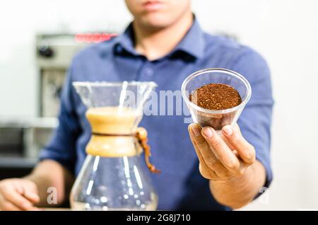 Portrait du barista professionnel qui prépare le café. Banque D'Images