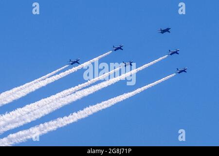 Tokyo, Japon. 21 juillet 2021. Japan Air Force Blue Impulse survolante le centre de Tokyo pour la préparation des performances olympiques. Crédit : SOPA Images Limited/Alamy Live News Banque D'Images