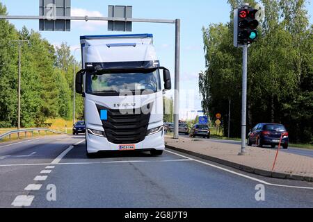 Vue avant du nouveau camion de transport de fret P S-Way Iveco blanc qui attend au feu de circulation à l'intersection de Raasepori, Finlande. 8 juillet 2021. Banque D'Images