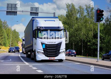 Vue avant du nouveau camion de transport de marchandises S-Way Iveco blanc qui attend au feu de circulation à l'intersection de Raasepori, Finlande. 8 juillet 2021. Banque D'Images