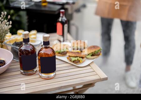Boissons alcoolisées sur une table pendant un pique-nique avec grill Banque D'Images