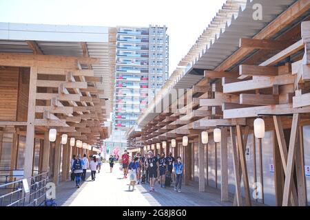 Tokio, Japon. 21 juillet 2021. Les athlètes marchent dans le village olympique. Le village olympique est un développement de logements qui abritera les participants aux Jeux Olympiques de 2020. Les Jeux olympiques de Tokyo de 2020 auront lieu de 23.07.2021 à 08.08.2021. Credit: Michael Kappeller/dpa/Alay Live News Banque D'Images