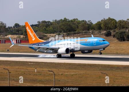 Sunwing Airlines (Thomson Airways) Boeing 737-8K5 (REG: G-FDZZ) touchant la piste 31. Banque D'Images