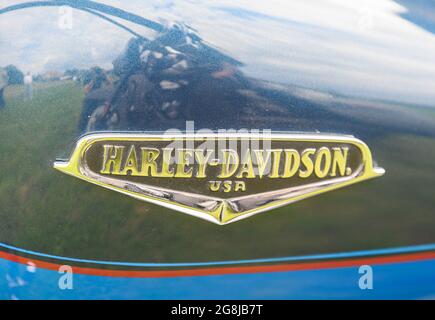 Dresde, Allemagne. 20 juillet 2021. Le logo Harley-Davidson peut être vu sur le réservoir d'une Harley lors d'une session de presse et de photo pour le 'Harley Days Dresden 2021' sur le terrain du festival dans le canal d'inondation. La nouvelle édition de Harley Days Dresden aura lieu du 23 au 25 juillet 2021. Credit: Robert Michael/dpa-Zentralbild/ZB/dpa/Alay Live News Banque D'Images