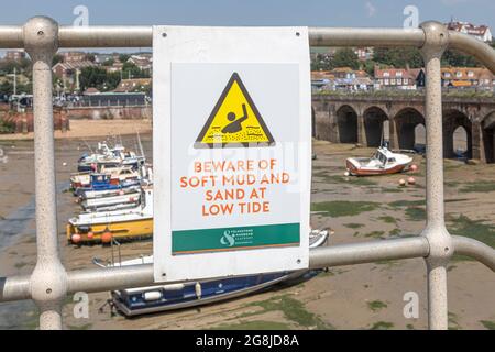 Un panneau indiquant attention à la boue molle et au sable sur le port de Folkestone, dans le Kent. Banque D'Images