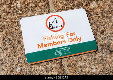 Un panneau pêche pour les membres seulement sur Folkestone Harbour Arm, Kent. Banque D'Images