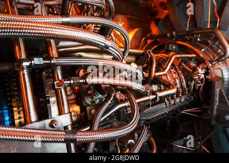 Parties du moteur à turbine à gaz opérationnel d'un avion à réaction. Industrie lourde et industrie. Mise au point sélective Banque D'Images