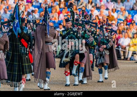 Londres, Royaume-Uni. 20 juillet 2021. Tuyaux et tambours de l'UOTC London Scottish et Aberdeen rejoignent le défilé - membres des groupes des Grenadier, Coldstream, Scots, Les gardes irlandais et gallois et les représentants du 1er Bataillon Grenadier corps of Drums exécutent The Sword & the Crown, qui comprend des arrangements par les membres du groupe et une interprétation de la musique habituellement associée à l'agent secret James Bond. La première nuit des représentations qui ont lieu le 20/21/22 juillet sur Horse Guards Parade. Crédit : Guy Bell/Alay Live News Banque D'Images