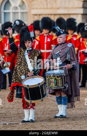 Londres, Royaume-Uni. 20 juillet 2021. Tuyaux et tambours de l'UOTC London Scottish et Aberdeen rejoignent le défilé - membres des groupes des Grenadier, Coldstream, Scots, Les gardes irlandais et gallois et les représentants du 1er Bataillon Grenadier corps of Drums exécutent The Sword & the Crown, qui comprend des arrangements par les membres du groupe et une interprétation de la musique habituellement associée à l'agent secret James Bond. La première nuit des représentations qui ont lieu le 20/21/22 juillet sur Horse Guards Parade. Crédit : Guy Bell/Alay Live News Banque D'Images