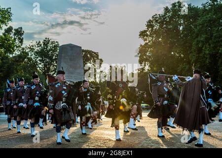 Londres, Royaume-Uni. 20 juillet 2021. Tuyaux et tambours de l'UOTC London Scottish et Aberdeen rejoignent le défilé - membres des groupes des Grenadier, Coldstream, Scots, Les gardes irlandais et gallois et les représentants du 1er Bataillon Grenadier corps of Drums exécutent The Sword & the Crown, qui comprend des arrangements par les membres du groupe et une interprétation de la musique habituellement associée à l'agent secret James Bond. La première nuit des représentations qui ont lieu le 20/21/22 juillet sur Horse Guards Parade. Crédit : Guy Bell/Alay Live News Banque D'Images