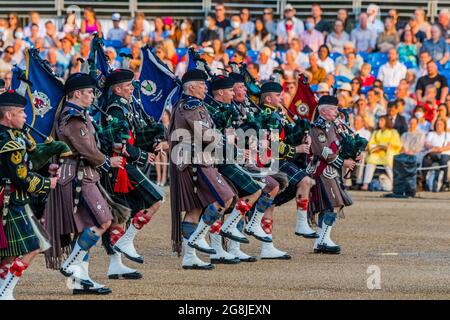Londres, Royaume-Uni. 20 juillet 2021. Tuyaux et tambours de l'UOTC London Scottish et Aberdeen rejoignent le défilé - membres des groupes des Grenadier, Coldstream, Scots, Les gardes irlandais et gallois et les représentants du 1er Bataillon Grenadier corps of Drums exécutent The Sword & the Crown, qui comprend des arrangements par les membres du groupe et une interprétation de la musique habituellement associée à l'agent secret James Bond. La première nuit des représentations qui ont lieu le 20/21/22 juillet sur Horse Guards Parade. Crédit : Guy Bell/Alay Live News Banque D'Images