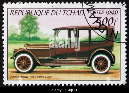 TCHAD - VERS 1999: Un timbre imprimé au Tchad montre 1919 Pierce-Arrow, voiture ancienne, vers 1999 Banque D'Images