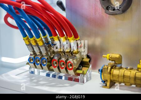 Flexibles et soupapes hydrauliques haute pression sur le système de commande du refroidissement Banque D'Images