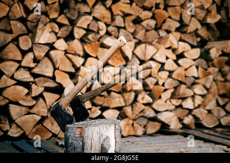 tas de troncs de bois à l'extérieur Banque D'Images