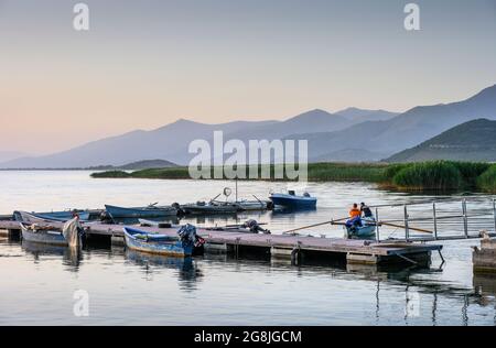 Pêcheur sur le lac Mikri Prespa au village de Mikrolimni en Macédoine, dans le nord de la Grèce. Banque D'Images