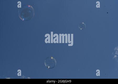 Trois bulles flottent sur fond de ciel bleu profond Banque D'Images