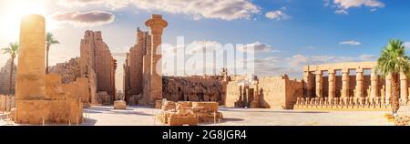 Célèbre ancien temple de Karnak, magnifique panorama d'été, Louxor, Egypte Banque D'Images