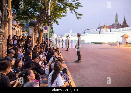 BANGKOK, THAÏLANDE - 28 OCTOBRE : zone de garde des policiers près du Grand Palais dans la soirée du 28 octobre 2016, Bangkok, Thaïlande. Banque D'Images