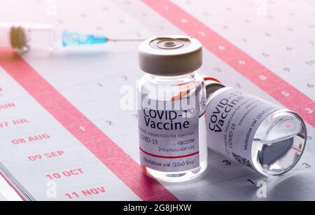 Dans le calendrier, seringue avec contenant de vaccin épidémique. Banque D'Images