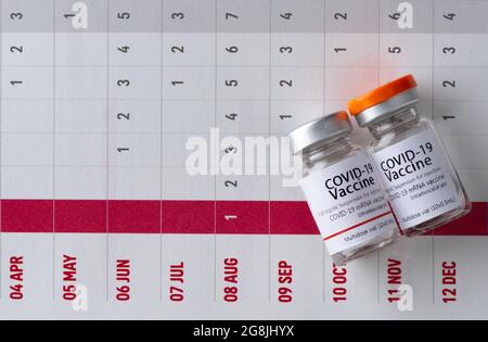 Dans le calendrier, seringue avec contenant de vaccin épidémique. Banque D'Images