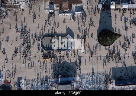 Vladivostok, Russie - 1er janvier 2020 : paysage urbain d'hiver, vue de dessus de la place de la ville. Banque D'Images