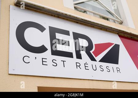 Bordeaux , Aquitaine France - 12 28 2020 : logo CER et panneau de l'école de voiture de conduite française Banque D'Images