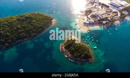 Belle vue aérienne de Ksamil depuis le dessus des îles et de la mer, Riviera albanaise Banque D'Images