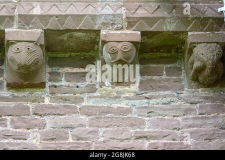 Pierres historiques sculptées corbels St Mary et église St David Kilpeck Herefordshire Angleterre Royaume-Uni Banque D'Images