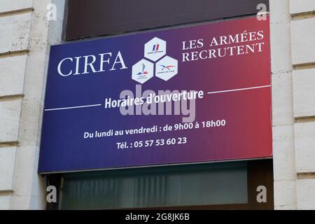 Bordeaux , Aquitaine France - 12 28 2020 : logo de l'affiche de recrutement de l'armée française CIRFA dans le bureau Windows et le centre d'information Banque D'Images