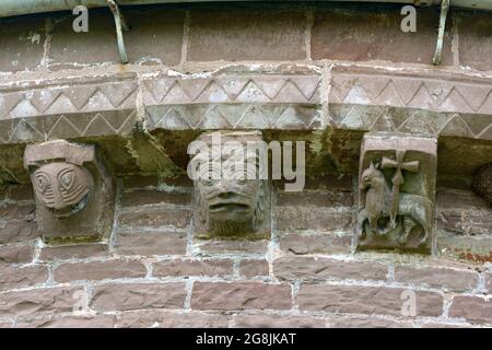 Pierres historiques sculptées corbels St Mary et église St David Kilpeck Herefordshire Angleterre Royaume-Uni Banque D'Images