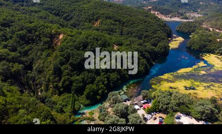 lac avec bleu de l'eau oeil bleu en albanie Banque D'Images