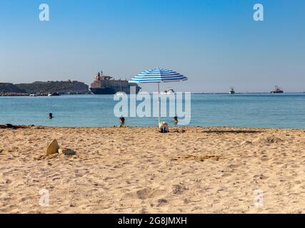 Marsaxlokk, Valletta - 6 juillet 2019 : Plage de la ville de sable en début de matinée. Banque D'Images