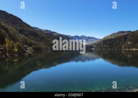 Lac Marmorera par une journée d'été sous un ciel bleu clair. Col Julier, Grisons, Suisse Banque D'Images