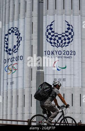 (210721) -- TOKYO, 21 juillet 2021 (Xinhua) -- UN cycliste passe par le logo de Tokyo 2020 dans le centre-ville de Tokyo, Japon, 21 juillet 2021. Les Jeux Olympiques de Tokyo 2020 vont commencer ici vendredi. (Xinhua/Liu Dawei) Banque D'Images