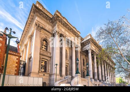 Ancien bâtiment du Parlement à Adélaïde, en Australie méridionale, vue depuis North Terrace Banque D'Images