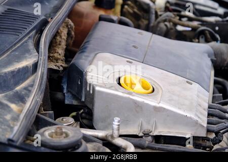 Moteur de voiture et bouchon d'huile usagés et sales. Vidange ou vérification de l'huile de voiture. Banque D'Images