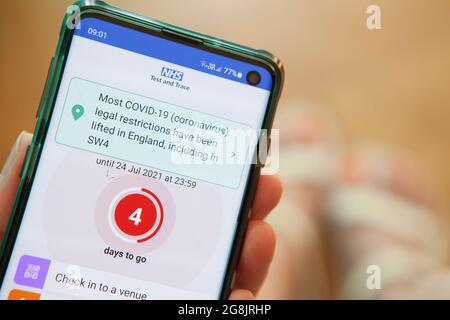 Londres, Royaume-Uni, 21 juillet 2021 : un téléphone portable affiche une notification d'auto-isolation en raison d'une éventuelle exposition au covid, envoyée par l'application NHS covid. Le compte à rebours indique 4 jours pour sortir de la période d'auto-isolement de 10 jours. Les instructions données ne sont pas de quitter votre maison même pour l'exercice quotidien, mais comme l'application n'est pas juridiquement contraignante, contrairement à Track and Trace, il n'est pas connu quelle proportion de personnes suivent les recommandations. Anna Watson/Alay Live News Banque D'Images