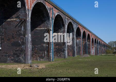 Arches Whalley. Viaduc de train en brique rouge dans la vallée de ribble. Scène ferroviaire britannique Banque D'Images