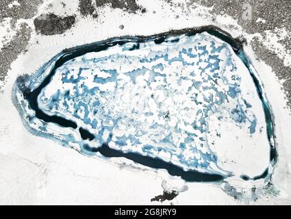 Magnifique paysage du glacier montagne lac avec des morceaux de glace à l'intérieur au Kazakhstan. Prise de vue aérienne avec drone, vue de dessus Banque D'Images
