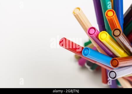 Stylos À pointe Feutre multicolore isolés sur un fond blanc Banque D'Images