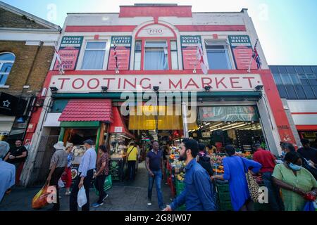 Londres- juillet 2021: Marché de démarrage dans le sud-ouest de Londres, un marché intérieur avec beaucoup de vendeurs et de commerçants de nourriture de rue Banque D'Images