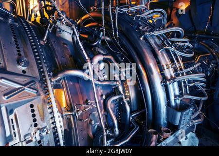 Parties du moteur à turbine à gaz opérationnel d'un avion à réaction. Industrie lourde et industrie. Mise au point sélective Banque D'Images