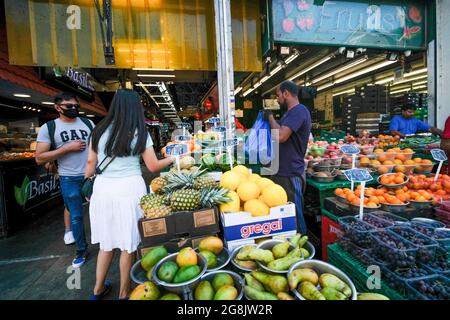 Londres- juillet 2021: Marché de démarrage dans le sud-ouest de Londres, un marché intérieur avec beaucoup de vendeurs et de commerçants de nourriture de rue Banque D'Images