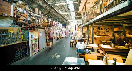 Londres- juillet 2021: Marché de démarrage dans le sud-ouest de Londres, un marché intérieur avec beaucoup de vendeurs et de commerçants de nourriture de rue Banque D'Images