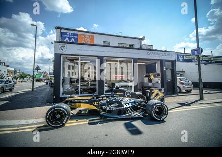 Londres- juillet, 2021: Voiture de F1 dans un garage d'enveloppement de véhicule sur Garratt Lane à Tooting, sud-ouest de Londres Banque D'Images